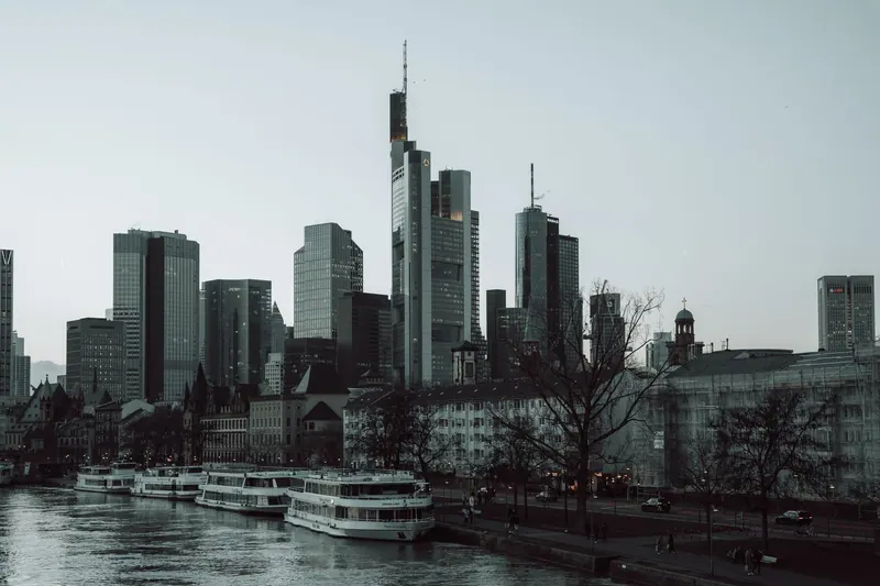 Hochhäuser einer Finanzmetropole am Fluss